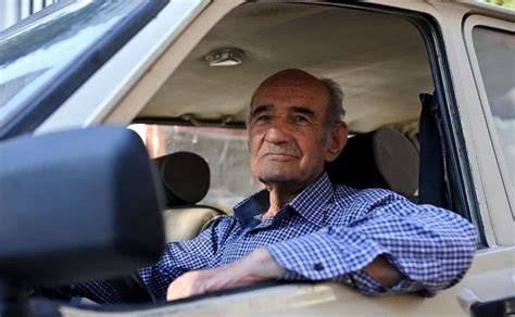 “La burocracia no envejece: mayores de 65, certificados en mano o sin licencia”