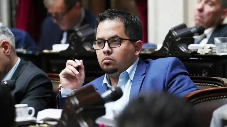 Un nuevo escándalo sacude a La Libertad Avanza. El diputado nacional Santiago Pauli, representante de Tierra del Fuego, fue grabado mientras exigía a un colaborador político que los asesores contratados transfirieran parte de sus ingresos —específicamente el viático por “desarraigo”— para financiar los gastos del partido libertario.