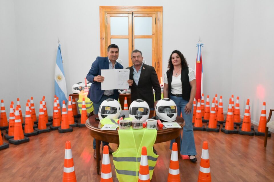 El intendente César Simino participó en la entrega de equipamiento de seguridad vial y firma de convenios del FO.PRO.SE
