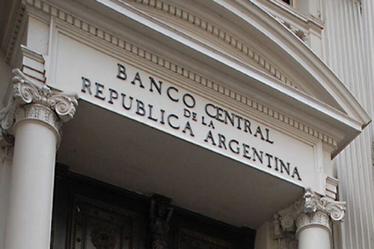 La Bolsa de Comercio de Rosario atribuye el aumento de la base monetaria a decisiones del Banco Central y a un proceso de “remonetización” impulsado por mayor demanda de dinero.