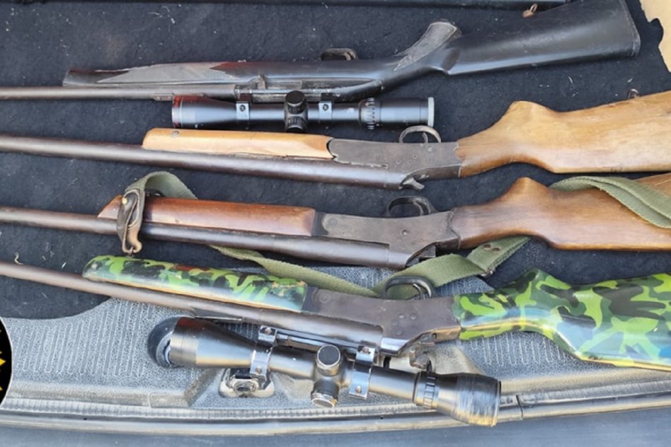 Un hombre fue excluido de su hogar en Crespo por orden judicial, y su ex pareja entregó numerosas armas en el marco de un caso de violencia familiar.