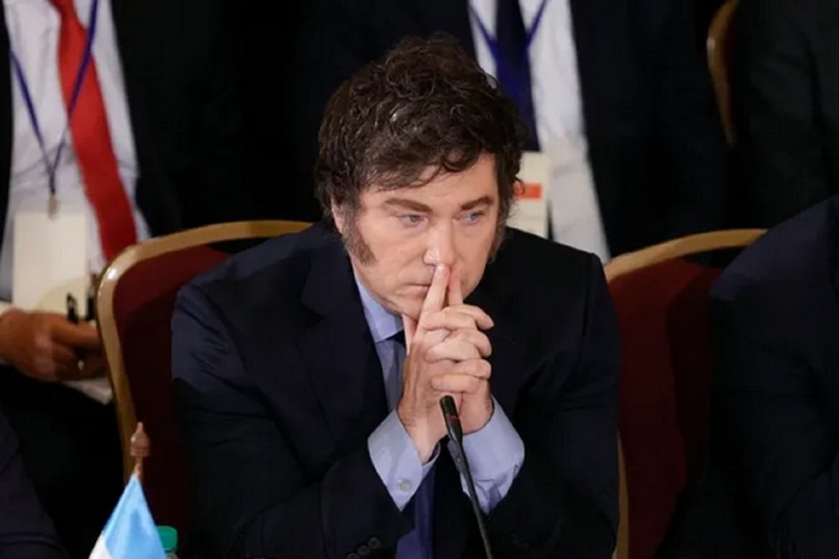 Falta una semana para las elecciones legislativas del 26 de octubre y el clima político se recalienta al ritmo de las encuestas. Los sondeos más recientes muestran un desgaste en la figura del presidente Javier Milei y una competencia ajustada entre el oficialismo de La Libertad Avanza (LLA) y el peronismo reunido en Fuerza Patria.