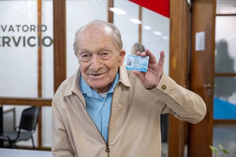 Moisés Roitman renovó su licencia de conducir a los 100 años y sigue trabajando como cajero en Mendoza