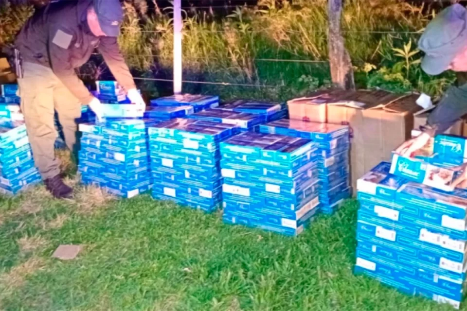 Dos autos robados y 37.000 paquetes de cigarrillos abandonados en la Ruta 17