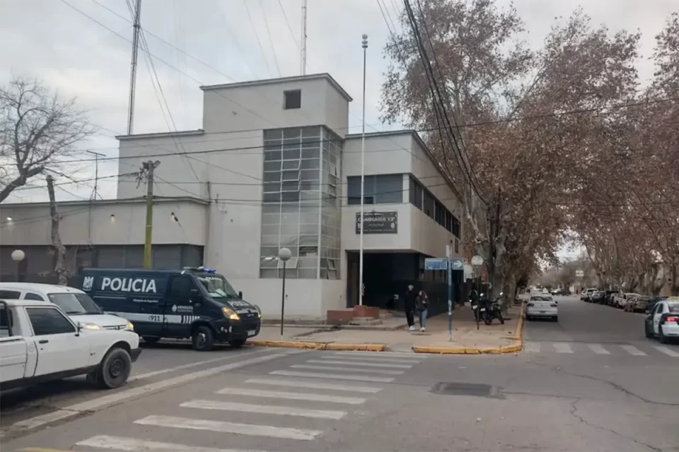 Un docente practicante fue detenido en Mendoza por tomar fotos sin consentimiento a sus alumnas durante una clase de informática. El hecho ocurrió en la escuela técnica N.º 4-119 Santa María de Oro, en Rivadavia, y generó conmoción en la comunidad educativa.