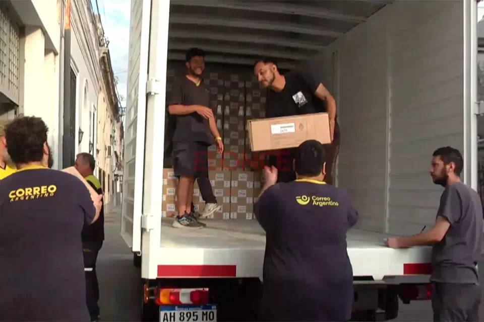 Elecciones: distribuyen las 3.469 urnas que se usarán en toda la provincia Comenzó el operativo de despliegue de urnas y materiales electorales en la provincia. Desde Paraná, se distribuyen las 3.469 urnas que se utilizarán en los 666 establecimientos habilitados. El operativo se realiza con el Correo Argentino y custodia del Comando Electoral.
