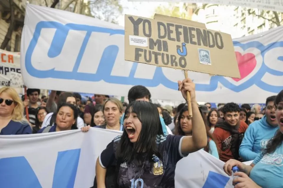 Movilización universitaria en todo el país contra los vetos presidenciales: Paraná se suma con vigilia y radio abierta