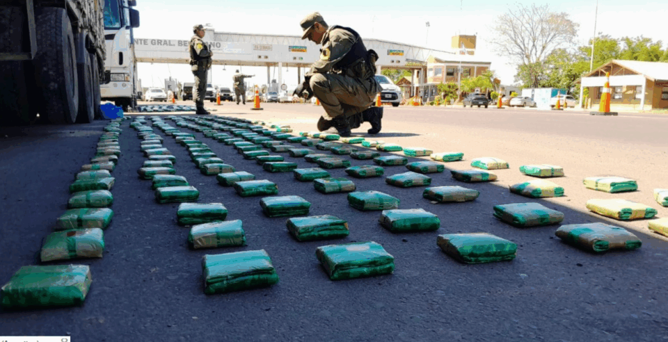 Gendarmería Nacional secuestró 129 kilos de hojas de coca en dos camiones en Colonia Benítez, Chaco.