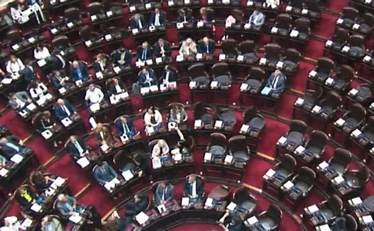 La Cámara de Diputados debate en vivo la reforma de los DNU y la coparticipación del impuesto a los combustibles, en una sesión cargada de tensión política.