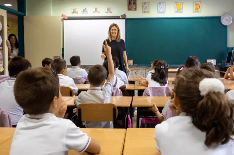 El Gobierno nacional desreguló los aranceles de las escuelas públicas de gestión privada mediante el Decreto 787/2025, permitiendo que fijen libremente matrículas y cuotas sin autorización estatal previa. La medida deroga una normativa vigente desde 1993.