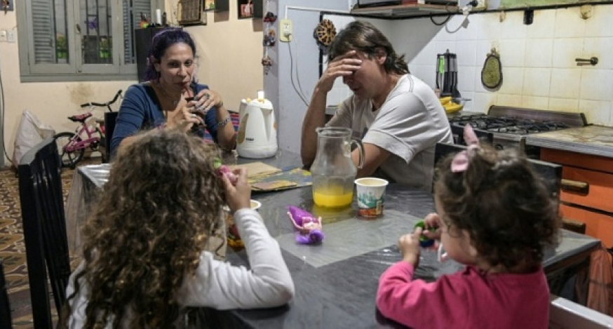 Un nuevo informe revela que el 52% de los argentinos pertenece hoy a la clase baja, mientras que solo el 43% se mantiene en la clase media. La percepción social, sin embargo, aún no refleja del todo esta caída.
