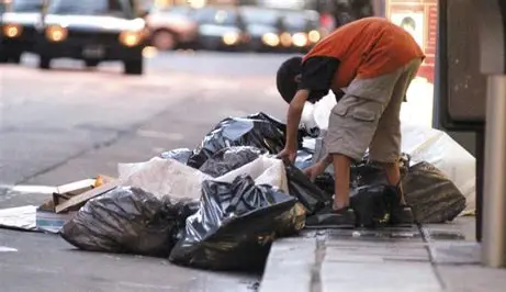 “Jubilados trabajando, tarjetas al rojo vivo y tachos de basura: la Argentina que el INDEC no mide”