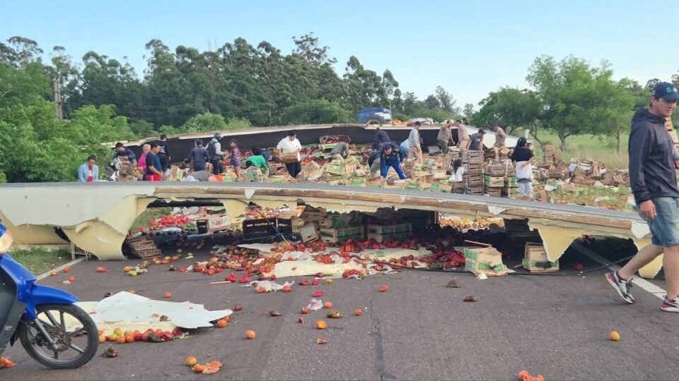 Volcó de un camión en Ruta 12 cerca de Esquina El tránsito estuvo interrumpido más de cinco horas