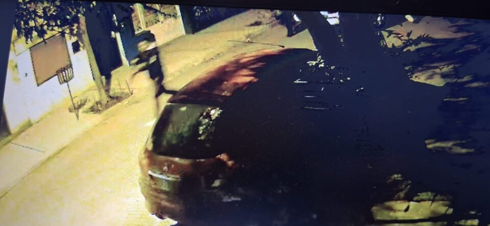 “Persecución nocturna en La Paz: el accionar del personal policial frente a un individuo exaltado que pateaba puertas de vehículos, arrojaba pedazos de baldosas y corría para evitar ser detenido, hasta que finalmente fue reducido y trasladado a la Jefatura en un operativo que expone tanto la eficacia de la respuesta inmediata como la persistente tensión entre violencia urbana y seguridad comunitaria”