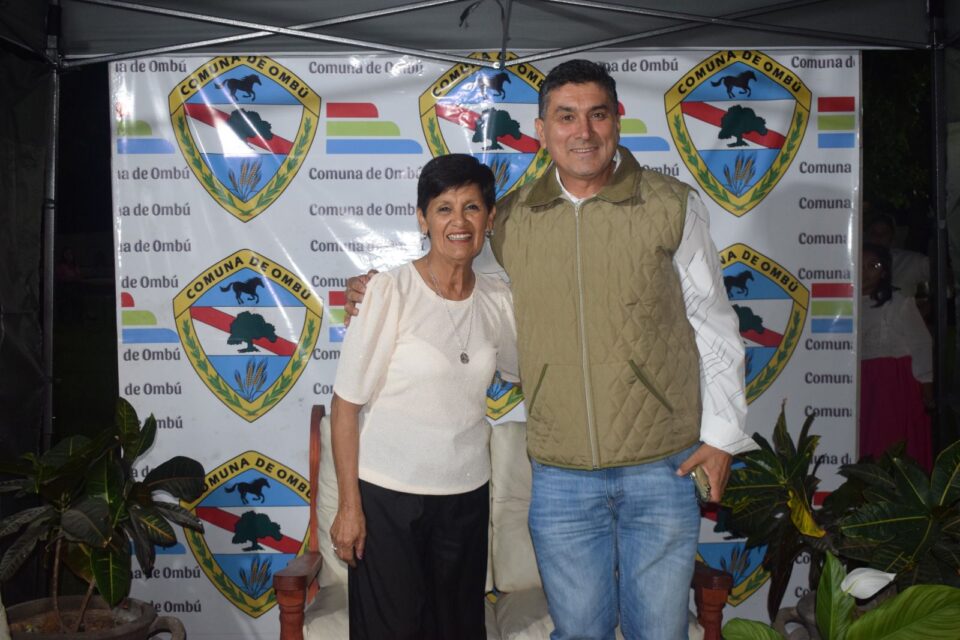 “El intendente César Simino junto a la presidenta comunal Susy Salvetti en el 33° Festival ‘Ombú Revive sus Tradiciones’: un encuentro que reafirma la identidad comunitaria, la memoria cultural y la fuerza de las celebraciones populares como puente entre generaciones”
