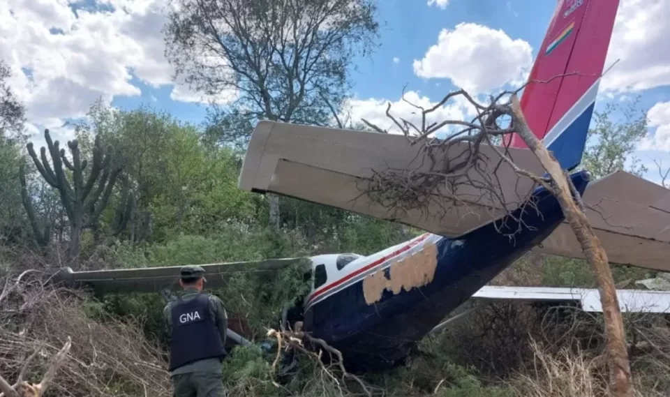 Cayó una avioneta con 130 kilos de cocaína: buscan dos camionetas que huyeron