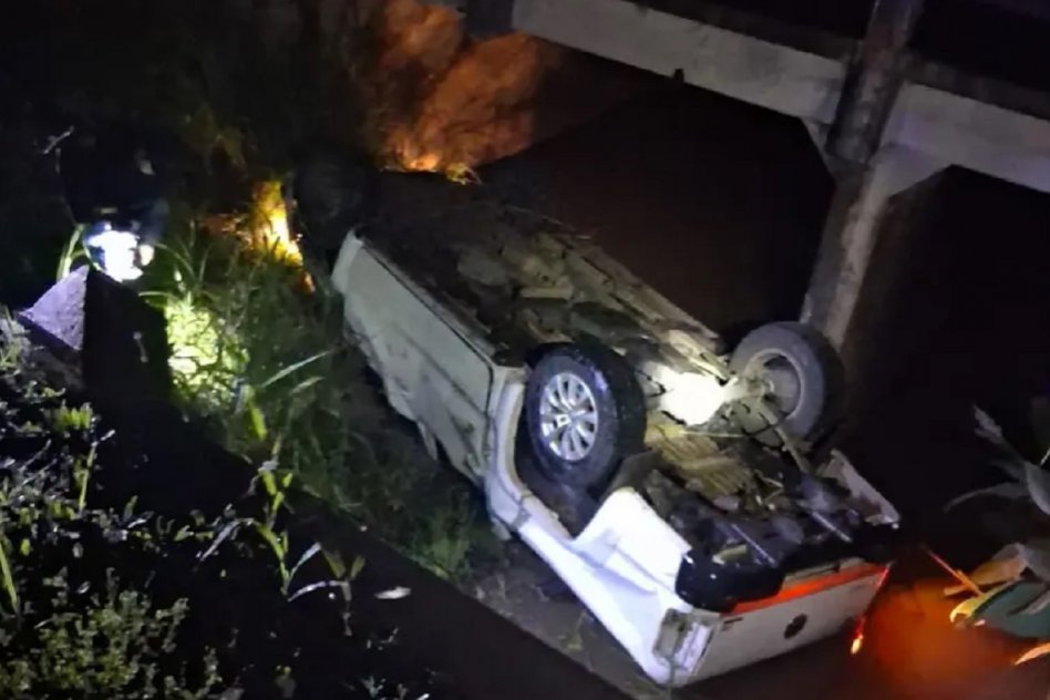 Un joven de 27 años sufrió heridas graves al caer con su camioneta Volkswagen Amarok bajo un puente en la Ruta Nacional 18, cerca de Villaguay. El siniestro ocurrió en la madrugada del miércoles 12 de noviembre y fue asistido por automovilistas antes de ser trasladado al Hospital Santa Rosa.