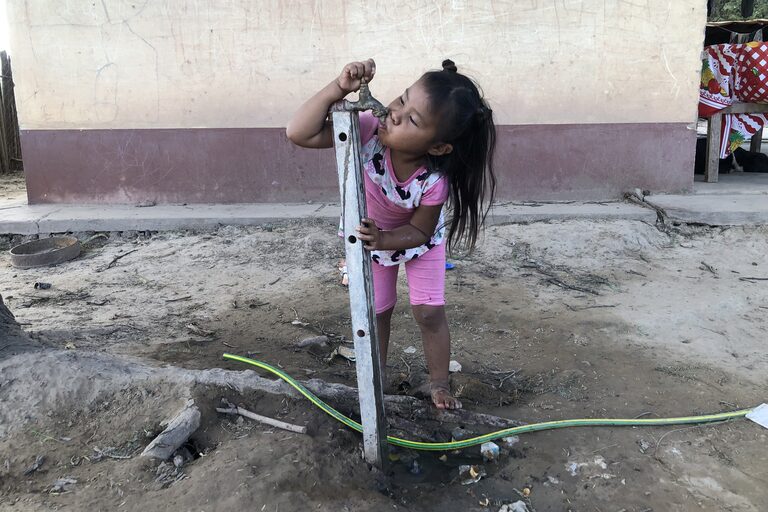 La mitad de los hogares del país no accede al menos a uno de los tres servicios básicos: agua, gas y cloacas