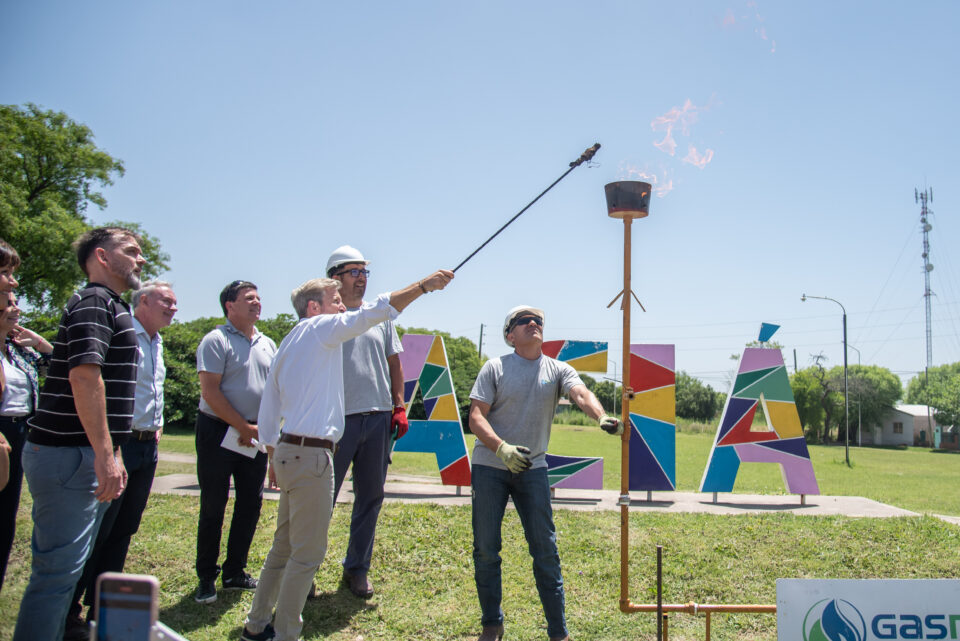El gobernador inauguró la ampliación de la red de gas natural y entregó escrituras a familias de Maciá