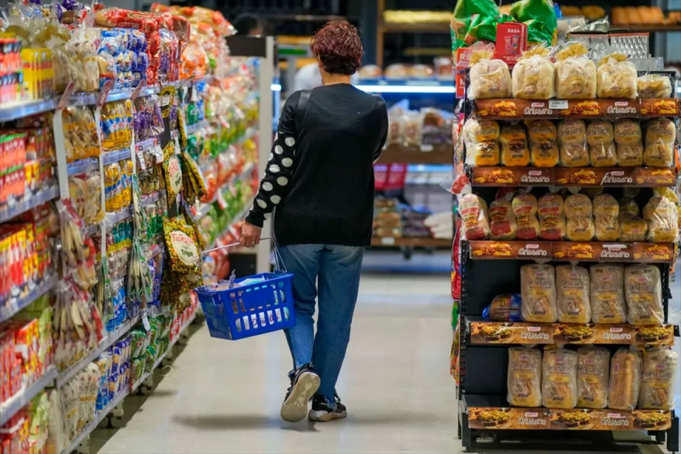 La inflación de octubre fue de 2,3% y acumuló 31,3% en los últimos doce meses El Indec difundió la variación de precios correspondiente al mes pasado. En lo que va del año, el Índice de Precios al Consumidor ya se incrementó un 24,8%. La división de mayor aumento en el mes fue Transporte.