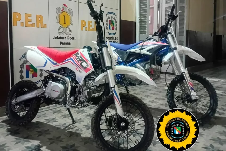La policía de Paraná recuperó las dos motos 0KM robadas en un millonario golpe a una concesionaria, tras identificar dos ingresos nocturnos al local. Una estaba en poder de un menor y la otra fue hallada abandonada en la zona norte de la ciudad.