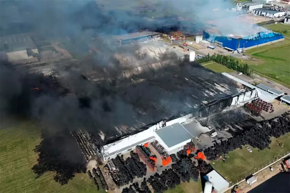 “Explosión en Ezeiza: fuego contenido, alerta encendida”
