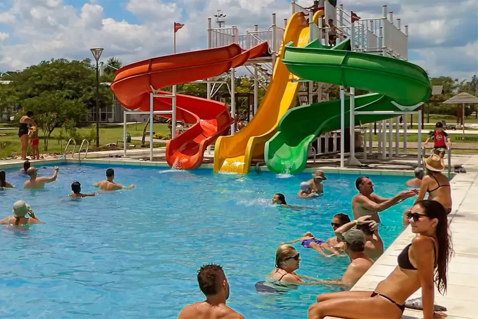 “El fin de semana extralargo por el Día de la Soberanía Nacional: un movimiento turístico de 1,69 millones de personas, ingresos por 5.789 millones y el protagonismo de Entre Ríos entre los cinco destinos más elegidos, como reflejo de cómo las escapadas de media distancia sostienen la economía regional y resignifican la memoria histórica en tiempos de incertidumbre