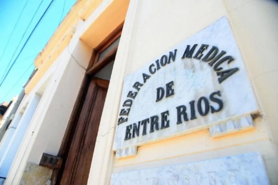 La Federación Médica mantiene las prestaciones a OSER tras un pago parcial
