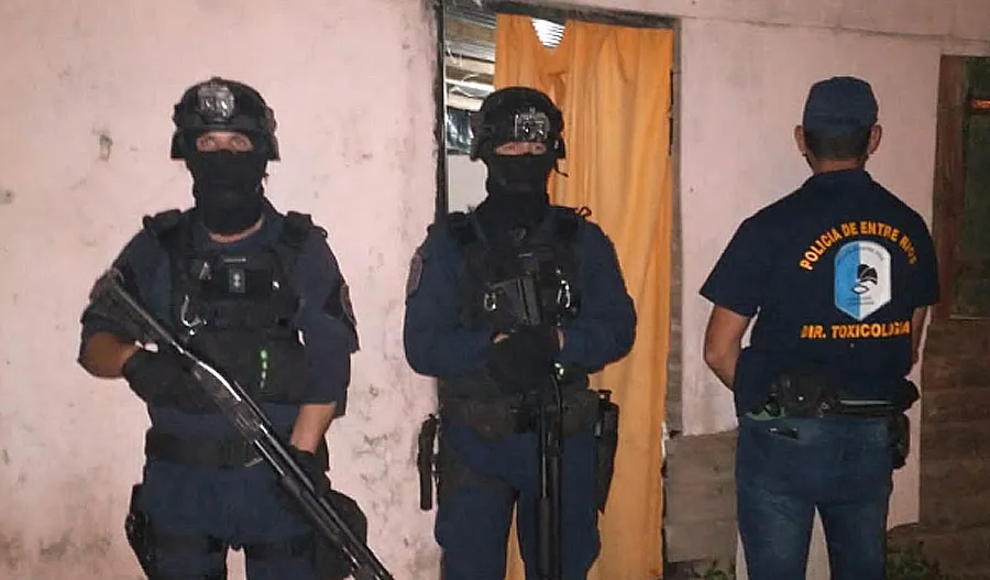 El Jefe de Policía señaló: “Nos encontramos presentes junto al ministro de Seguridad y Justicia Néstor Roncaglia supervisando esta operación que son 54 allanamientos, algo inédito, en lo que tiene que ver con una investigación de venta ilegal de armas”.