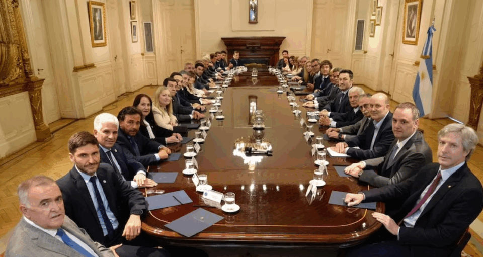 Milei apura la construcción de un nuevo oficialismo y debilita a un PJ roto por el trauma de la derrota