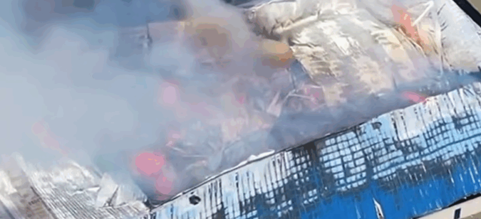 Una explosión en el parque industrial de Carlos Spegazzini, Ezeiza, provocó un incendio masivo el viernes por la noche. Más de 70 dotaciones de bomberos trabajaron durante horas. Aunque hubo más de 20 heridos, no se registraron víctimas fatales. Las causas aún se investigan.