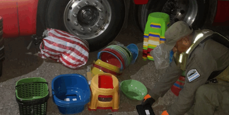 Tucumán: Escaneaban mercadería en un ómnibus y detectaron más de 4 kilos de cocaína