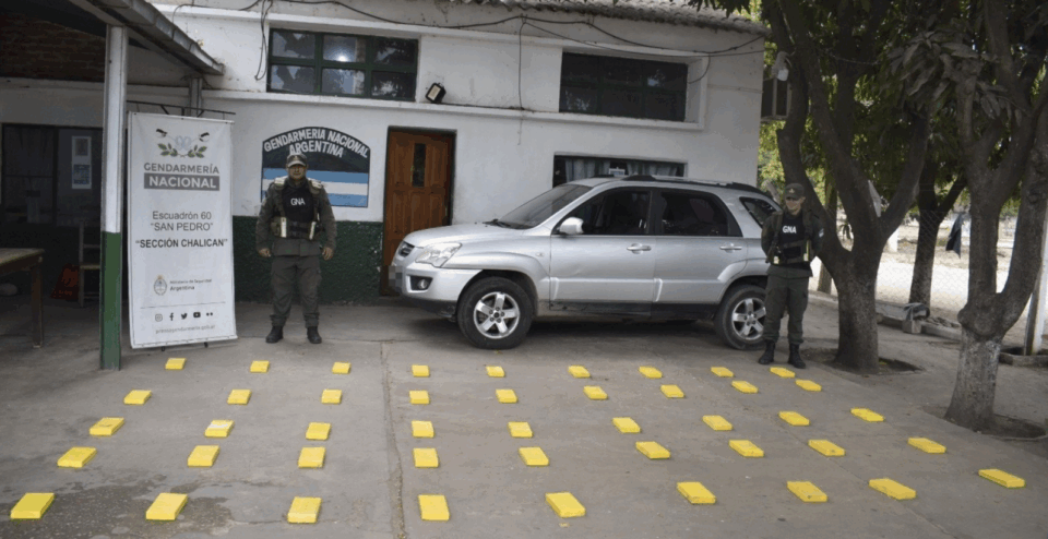 Jujuy: Fabricaron dobles fondos en un vehículo para esconder más de 46 kilos de cocaína