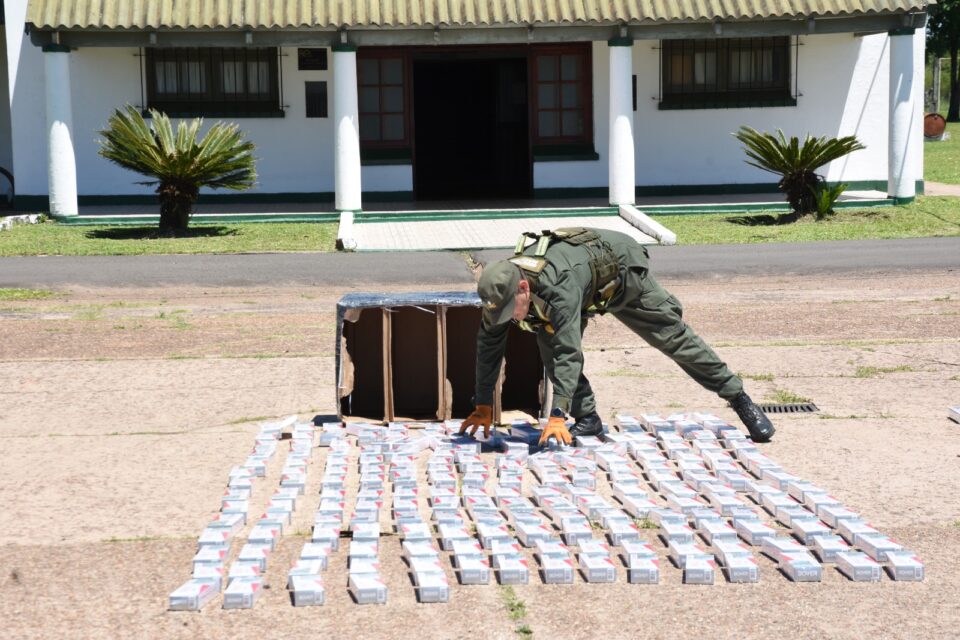 Corrientes: Enviaban en encomiendas 29.900 paquetes de cigarrillos, 90 celulares y 8 kilos de hojas de coca