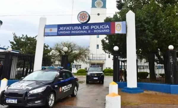 El ex jefe de Policía de Rosario, Daniel Acosta, fue detenido junto a otros altos mandos en el marco de una investigación por corrupción vinculada al desvío de fondos destinados a la carga de combustible de patrulleros. La causa también involucra a su entorno cercano, incluido personal administrativo, y ya suma más de una decena de imputados.