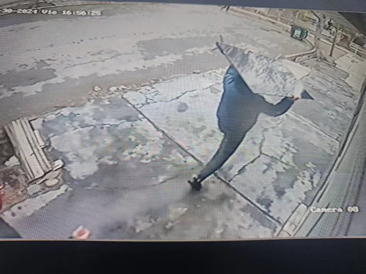 El robo de dos televisores y una pava eléctrica a Soledad, la vecina que denunció la desaparición de huellas y la falta de respuestas del jefe de policía, como símbolo de la inseguridad cotidiana y la desprotección de los humildes frente a un sistema que parece mirar hacia otro lado