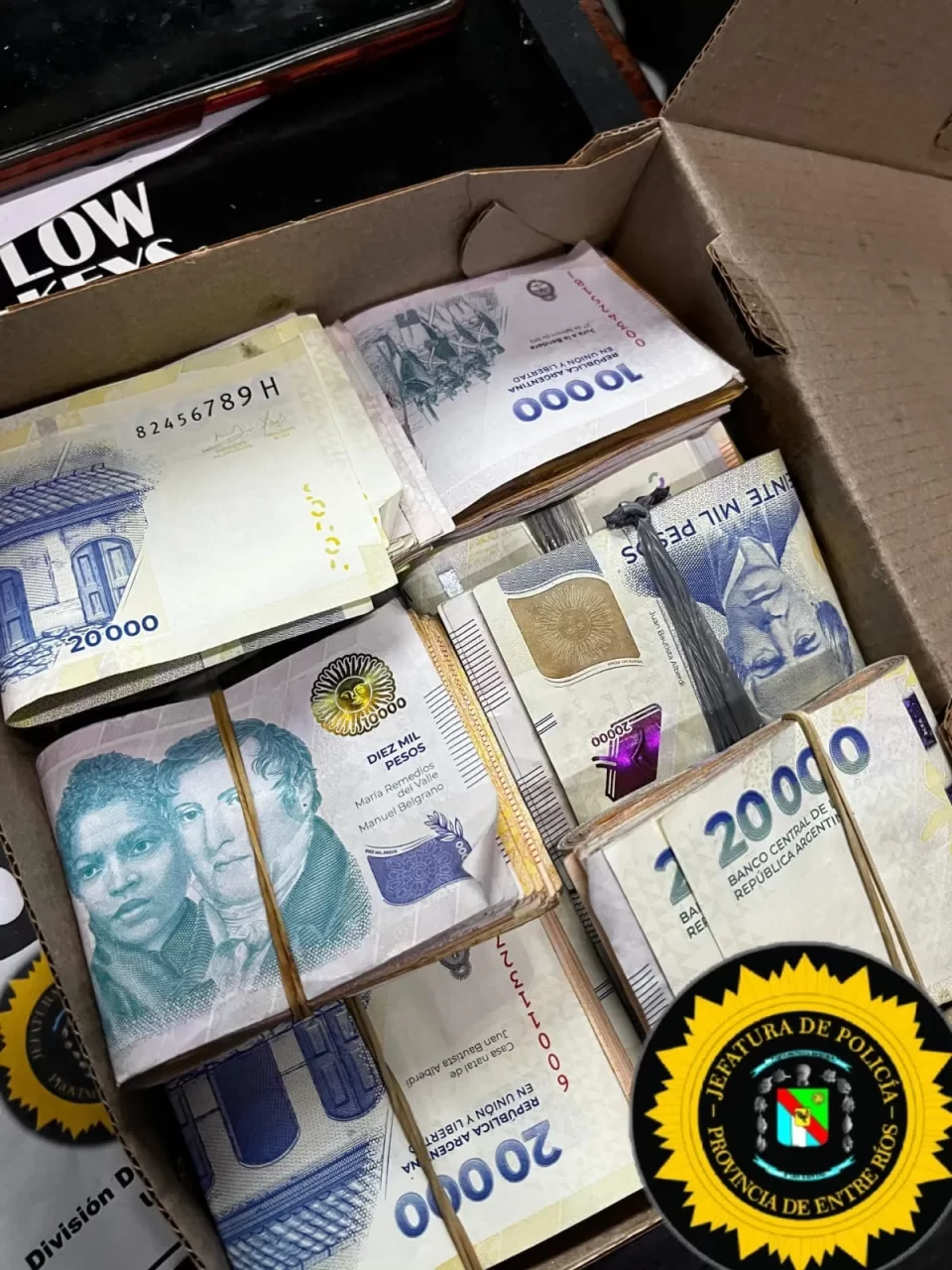 Desmantelan red narco, capturan al cabecilla y secuestran dinero, armas, vehículos y drogas La Policía entrerriana realizó 18 allanamientos coordinados desarticularon una poderosa red narco en cuatro ciudades de la provincia. Fue detenido el supuesto cabecilla de la organización
