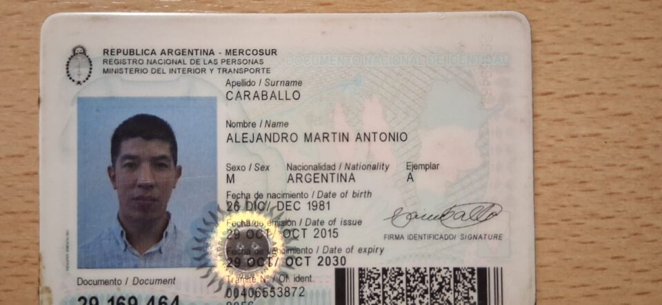 La billetera con el DNI de Alejandro Martín Antonio Caraballo, encontrada en calle Ituzaingó y Alen y entregada a FM Top, como símbolo de la solidaridad vecinal y del rol de los medios locales como puente de confianza comunitaria