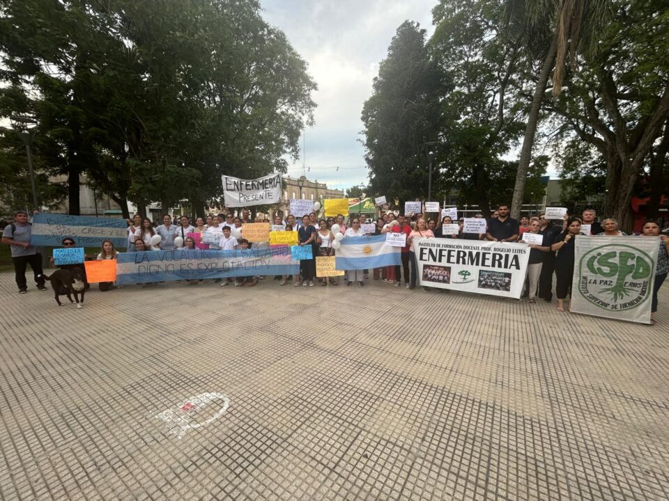 La auto convocatoria de enfermeros en ocho ciudades entrerrianas, con apoyo de médicos, como símbolo de la lucha por salarios dignos y estabilidad laboral frente a la precarización de suplentes y la indiferencia institucional