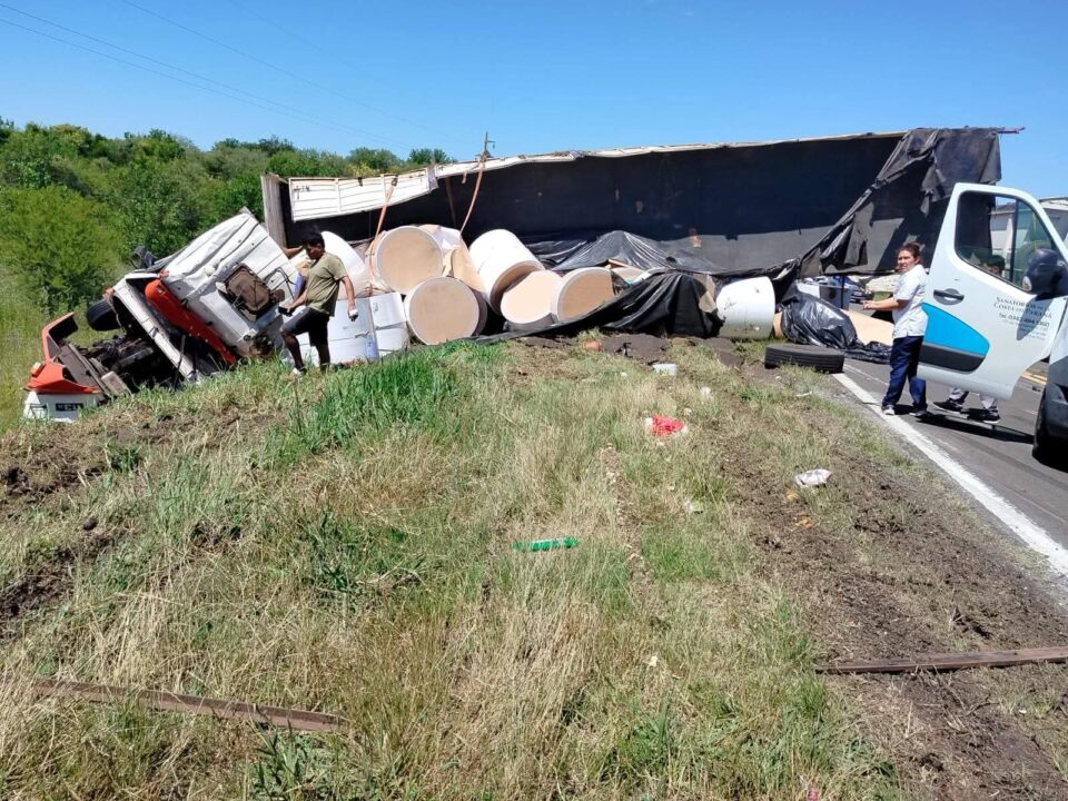 Volcó un camión en Ruta 12 a la altura de El Palenque