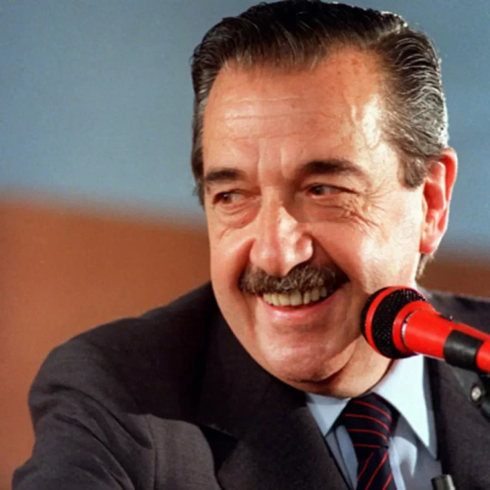 El Día de la Democracia en Argentina se celebra cada 10 de diciembre porque recuerda la asunción de Raúl Alfonsín en 1983, tras el fin de la última dictadura militar. Desde entonces, el país lleva 42 años consecutivos de vida democrática, el período más extenso de su historia.