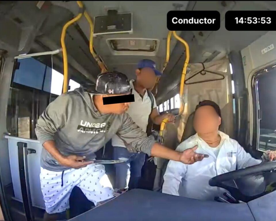Robo calificado en colectivo: chofer asaltado con arma blanca en plena madrugada