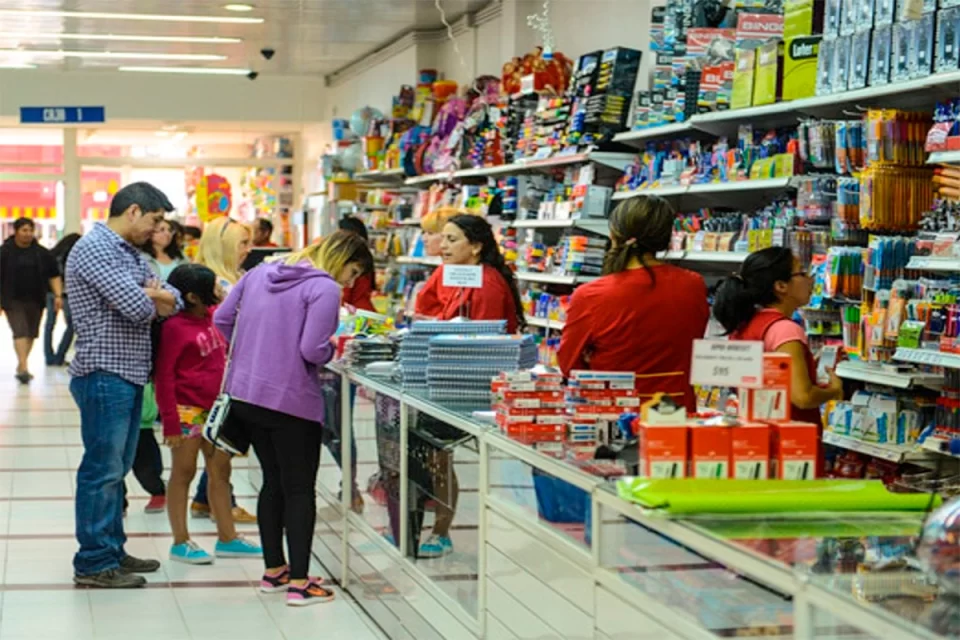 La ausencia de acuerdo en la revisión salarial de noviembre para los Empleados de Comercio, la liquidación de diciembre con el esquema de junio y el impacto de un aumento insuficiente que deja a miles de trabajadores con sueldos congelados en medio de la inflación