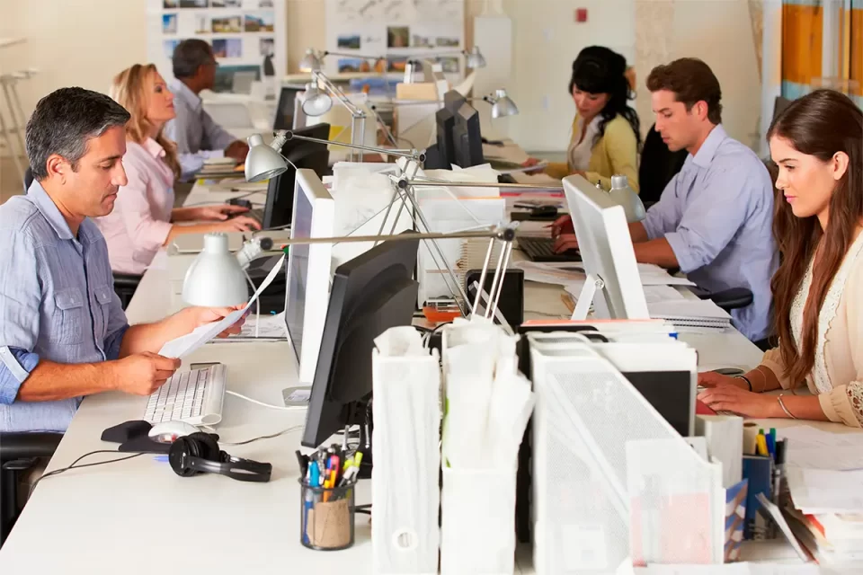 La reforma laboral que impulsa el Gobierno redefine vacaciones, licencias, despidos e introduce el “banco de horas”, además de regular el trabajo en plataformas digitales y la gestión de ausencias.