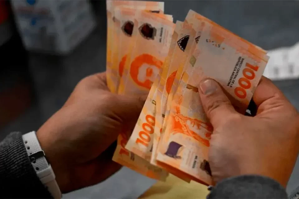 El Gobierno fijó por decreto nuevas subas del Salario Mínimo, Vital y Móvil (SMVM) tras el fracaso de las negociaciones en el Consejo del Salario. Los aumentos serán escalonados desde diciembre de 2025 hasta agosto de 2026, partiendo de un piso de 2.200.