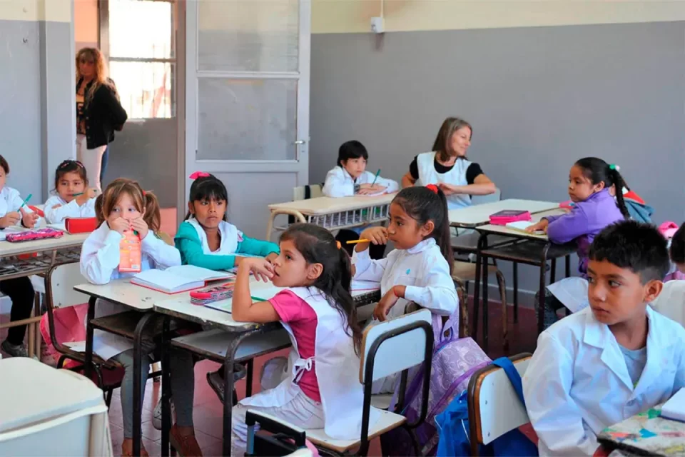 “Libertad Educativa” busca reemplazar la Ley de Educación Nacional de 2006 con un nuevo marco que habilita la educación en casa, introduce mecanismos de financiamiento por demanda (vouchers), crea un examen nacional obligatorio al finalizar la secundaria y permite publicar resultados escolares.