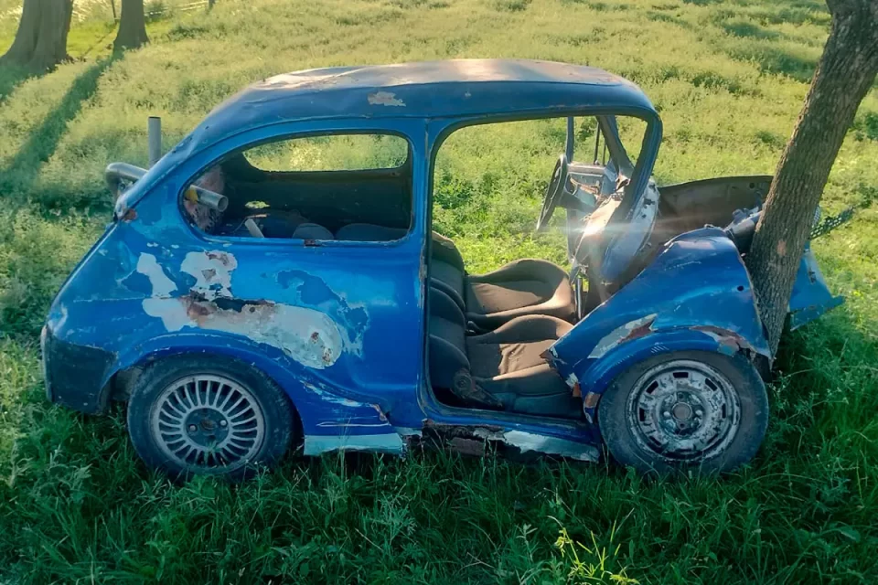 Piedras Blancas: un adolescente resultó con graves heridas tras chocar un auto contra un árbol