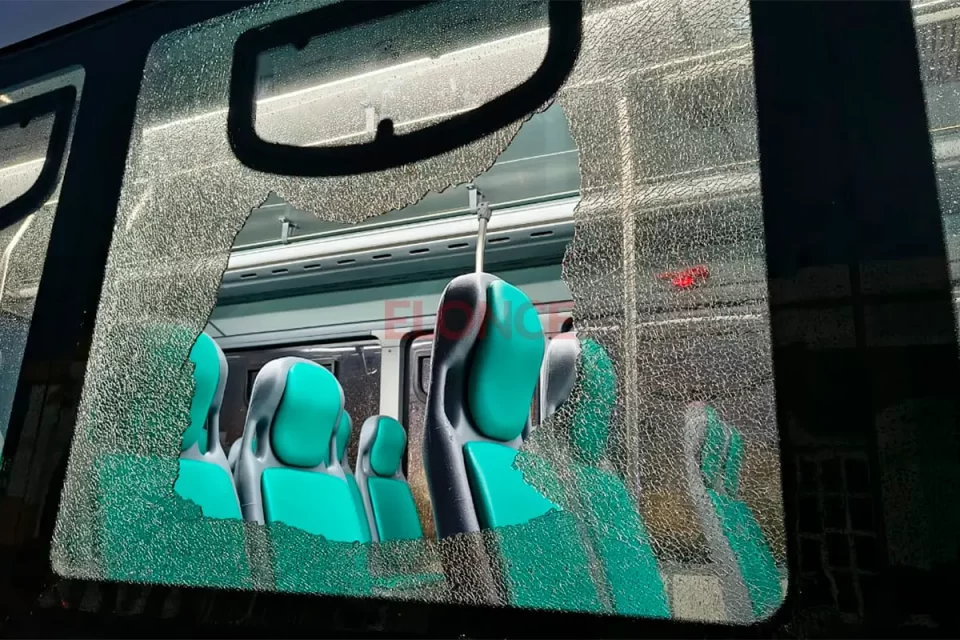 Rompieron la ventanilla de un colectivo urbano de Paraná: ya son tres las unidades dañadas