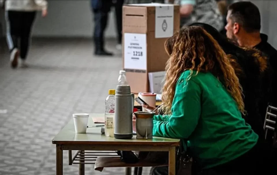 El inicio del pago a las autoridades de mesa de las elecciones legislativas del 26 de octubre, entre el 10 y el 16 de diciembre, como reconocimiento tardío a la tarea ciudadana que sostiene la democracia en Entre Ríos