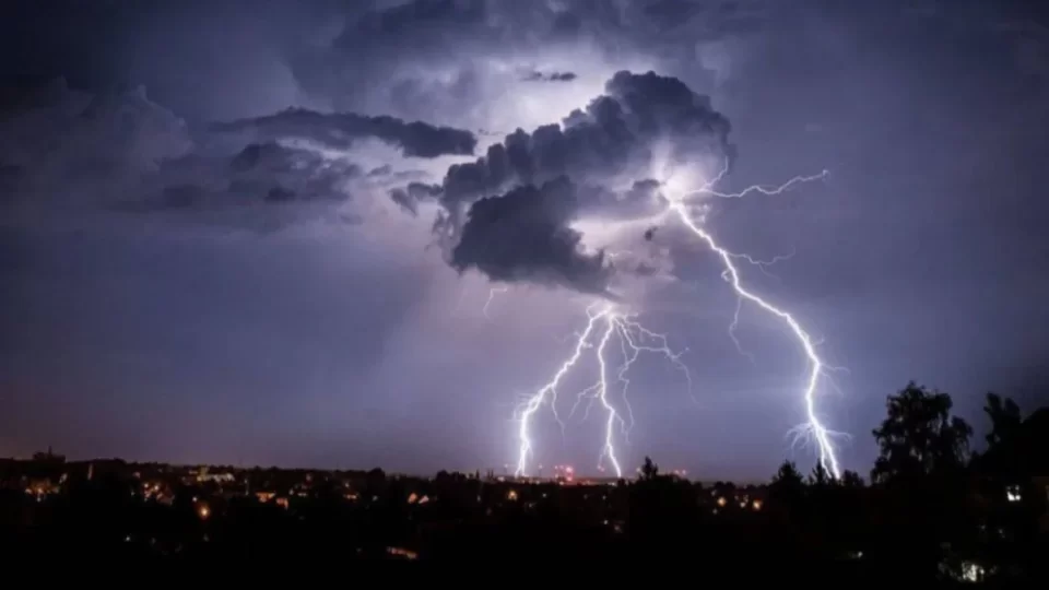 Emitieron alerta por tormentas fuertes para este sábado: incluye a 10 departamentos